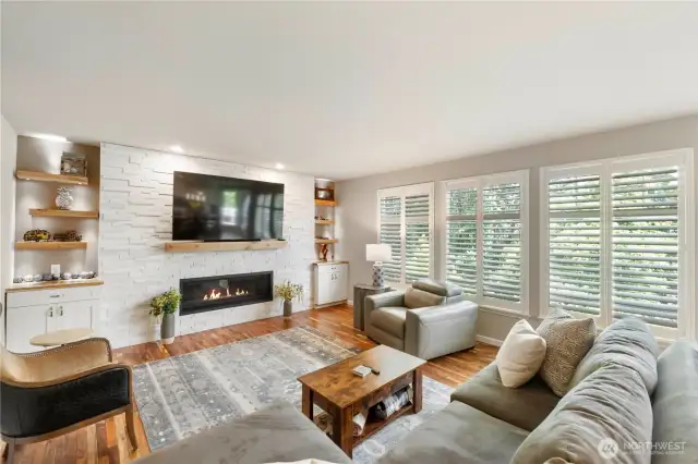 Cue the “ooooh.” Modern built-ins, a stunning stone feature wall, and a sleek linear fireplace create a space that’s both chic and inviting.