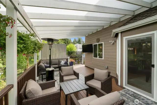 Rain or shine, the party’s on. This covered deck is decked out (pun intended) for outdoor movie nights, barbecues, or just you and a book.