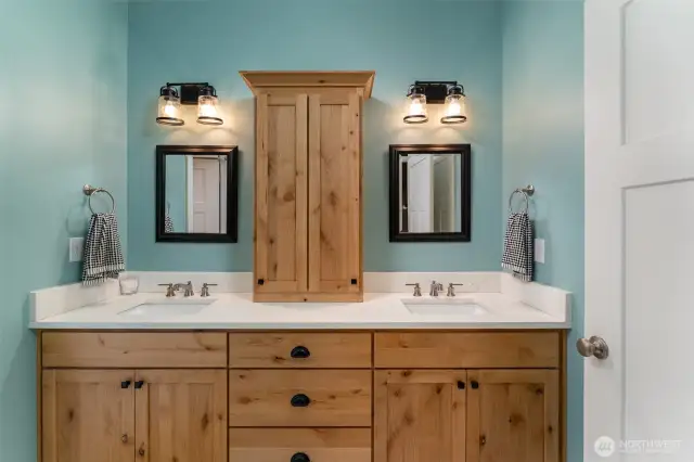 Ensuite bath to main bedroom