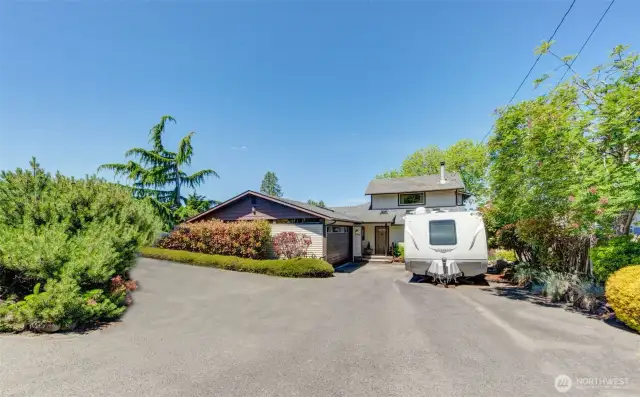 Beautiful home located in the Mulkiteo waterfront community!