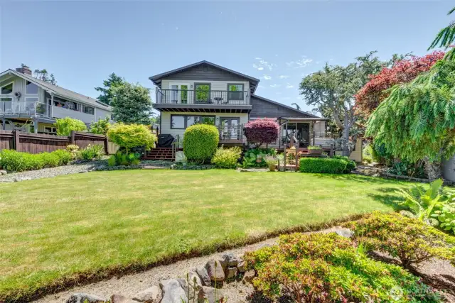 Fully fenced back yard!