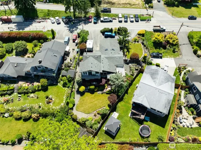 Aerial view of house & back yard.  Fully fenced large back yard!    Extra cars parked on the road is due to temporary construction on Edgewater Bridge! (construction worker's cars)