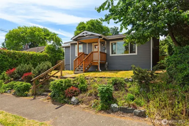 Traditional craftsman street appeal is so inviting.