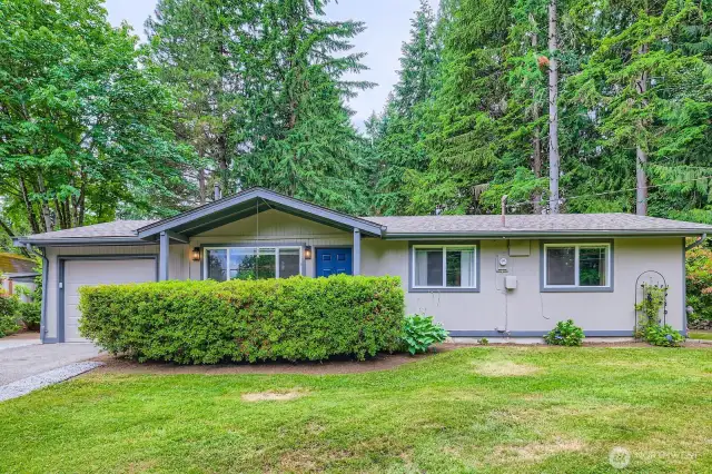 Mature landscaping and a hedge that gives oneself privacy.