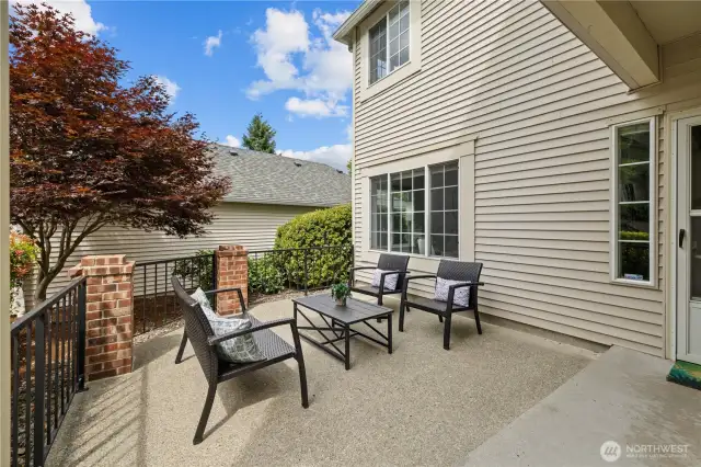 Patio with plenty entertaining area