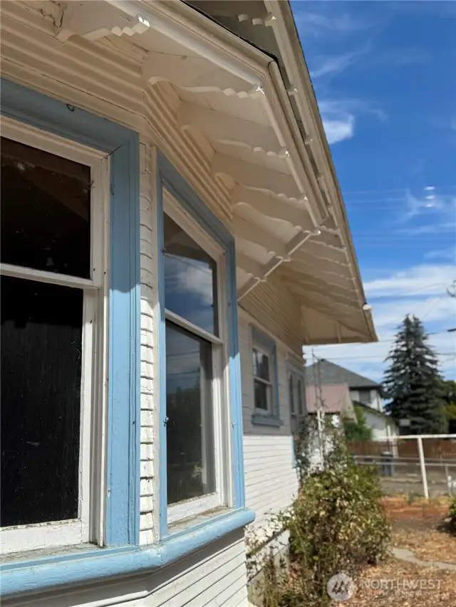 Scalloping on the eaves