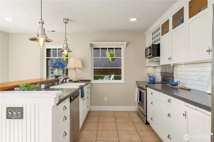 The lower level guest quarters kitchen offers plenty of storage and a full set of appliances, perfect for entertaining & caterers too.