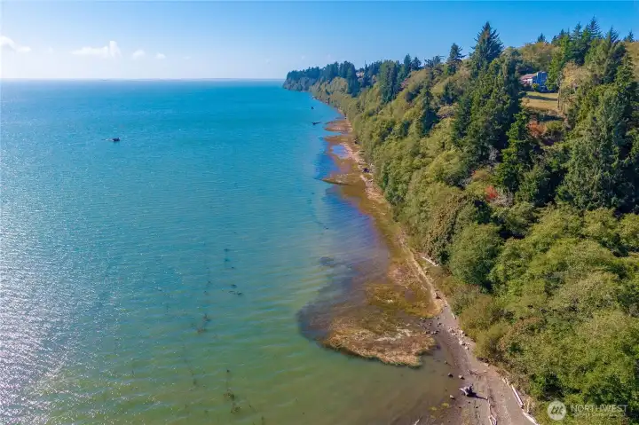 What could be better than a nice stretch of beach! Just a short distance from the house, you'll enjoy salt air breezes and easy beach & ocean access, where many 4th of Julys bring celebration.