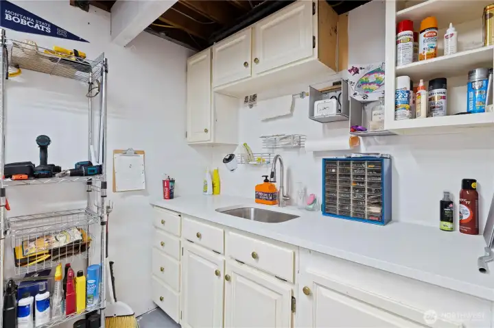 Workshop area on the lower level. There is an additional very large storage space.