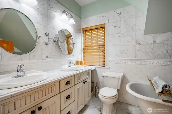 Upstairs full bathroom.