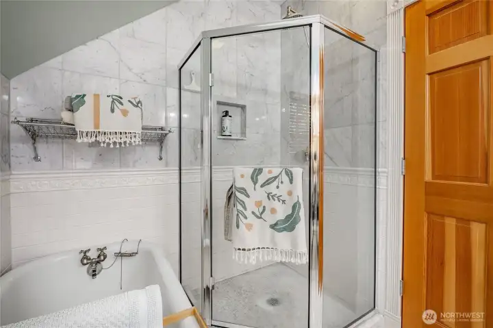 Upstairs full bathroom.
