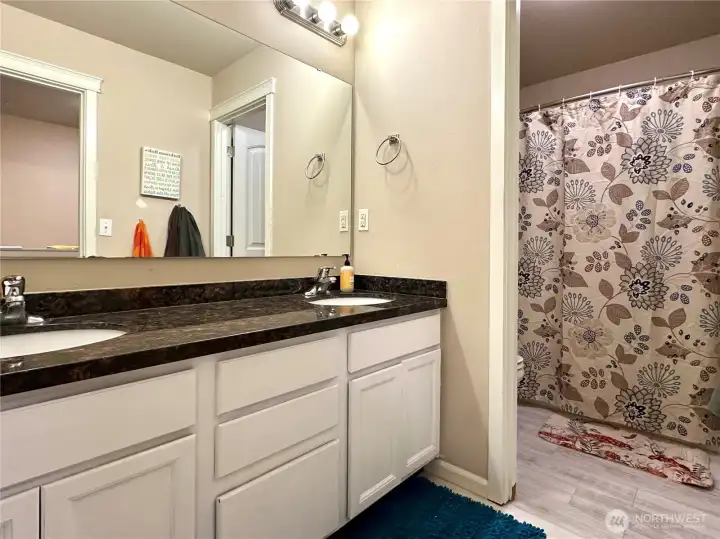 Upstairs Full Bathroom