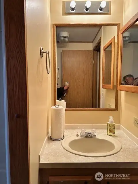 bath between 2 guest bedrooms