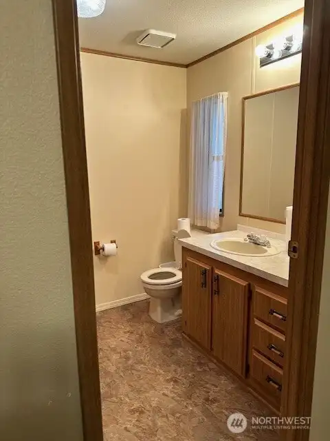 bath between bedroom 1 and 2