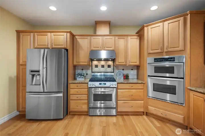 Double ovens and premium finishes for culinary enthusiats