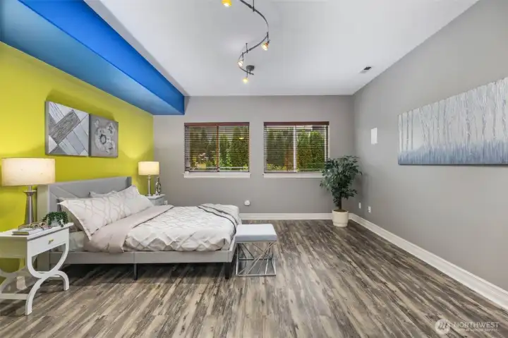 Huge bonus room - ideal for media room, playroom, or home office