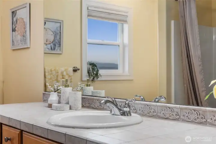 Full bathroom conveniently located off the bonus room