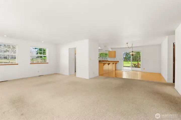 Living Room/Dining Area