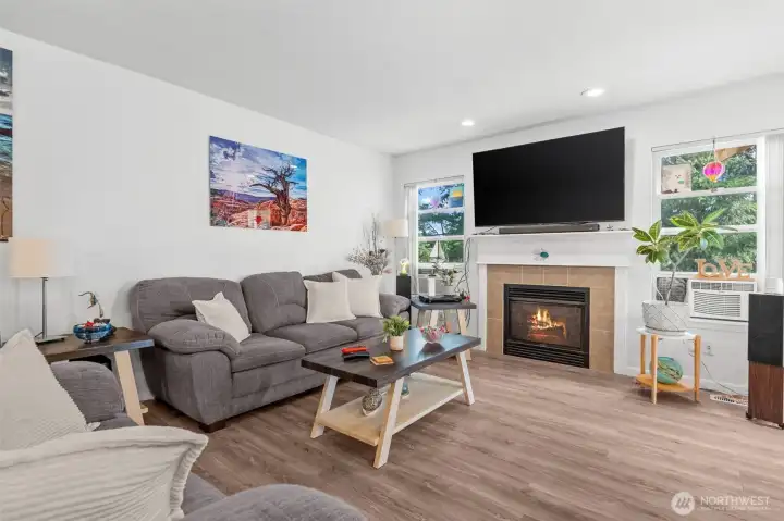 Open room concept with plenty of natural light