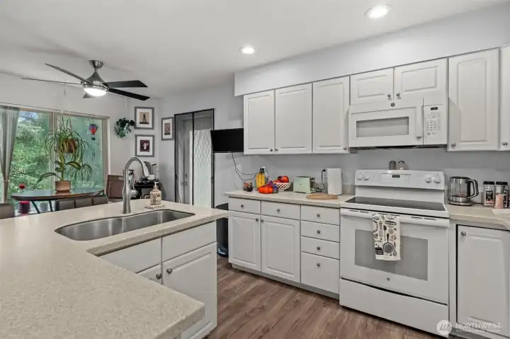 All appliances in kitchen stay