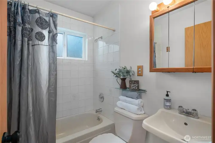 Full bathroom on the upstairs between 2 bedrooms. Full bathroom on the upstairs between 2 bedrooms.