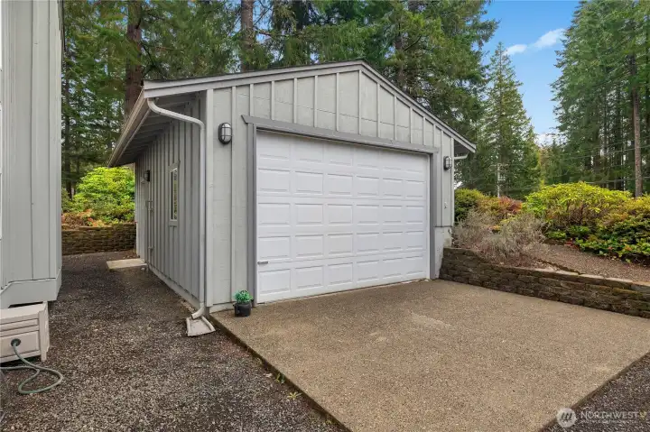 Extra bonus! Detached single car garage/shop - bring your shop, park your boat, bring that fancy car! Extra bonus! Detached single car garage/shop - bring your shop, park your boat, bring that fancy car!