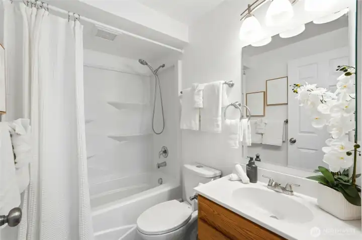 Beautiful, light & bright full bath. Beautiful, light & bright full bath.