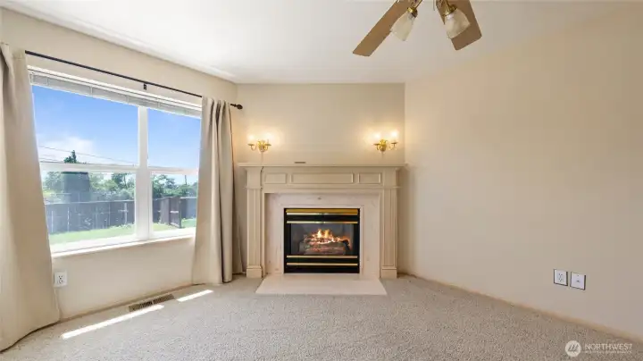 998 - Main gas fireplace