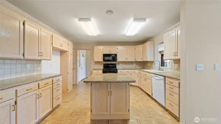 998 - Main kitchen with island