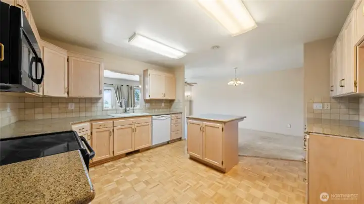 998 - Main kitchen looking at dining area