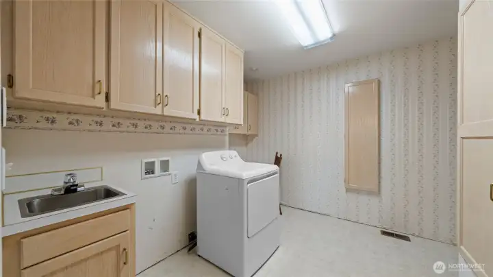 998 - Main laundry and task room