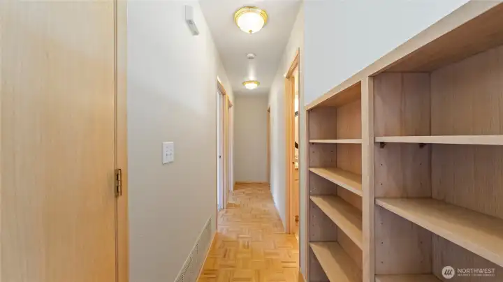 998 - Main hallway from entry