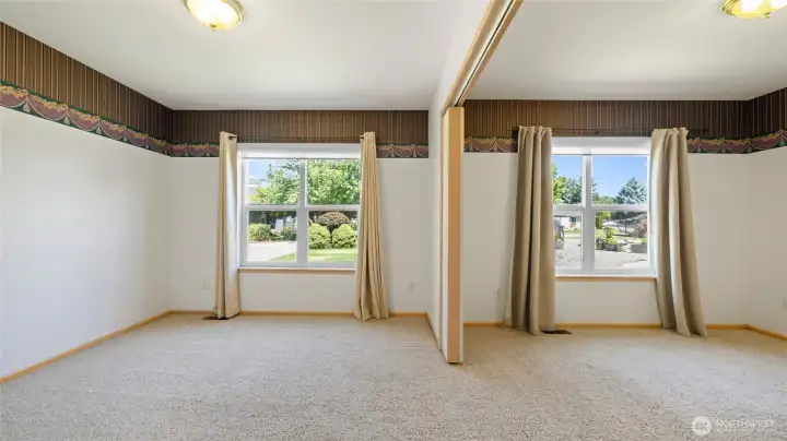 998 - Main 2 bedrooms easily made into 1 with accordion wall