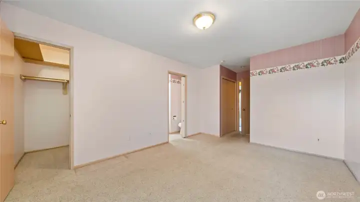 998 - Main primary suite with walk-in closet