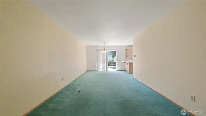 996 - Living room with patio door