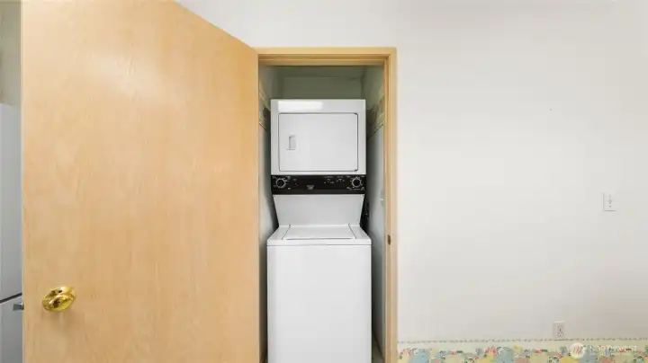 996 - Laundry closet off kitchen