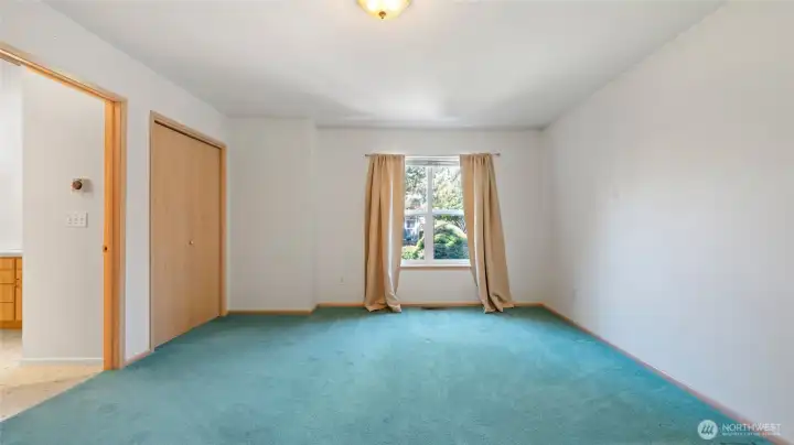 996 - Primary suite with 2 closets