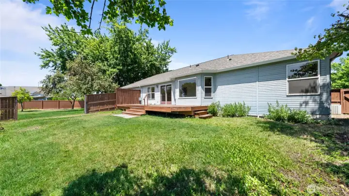 998 - View of backyard & deck