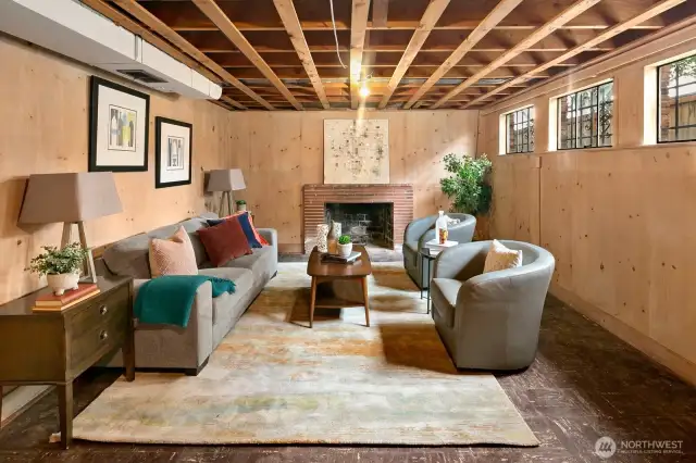 Great ceiling height ~ Fireplace