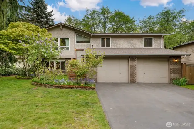 Beautiful NW Contemporary Split-Entry home in well-established neighborhood