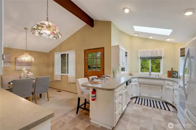 Kitchen w/bar seating