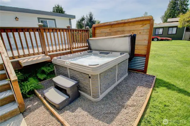 Wood panel for privacy when you're soaking.