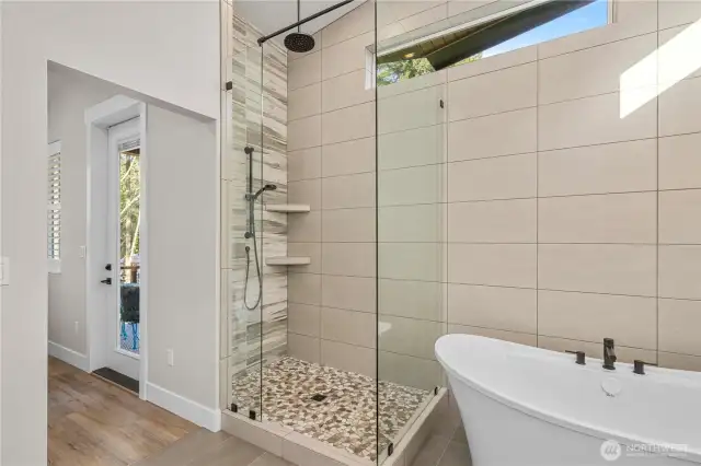 Primary en suite bath/shower