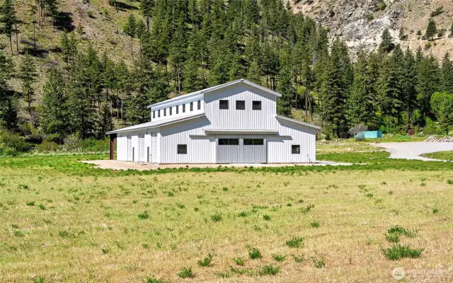 World-class 10,625 sf "Monitor" steel barn.