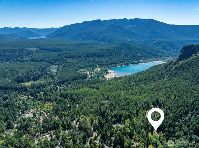 DREAM HOME IN PRIVATE SETTING NOT FAR FROM CLIMBING AND BIKING TRAILS,SKI SLOPES AND CLOSE TO DT BELLEVUE.
