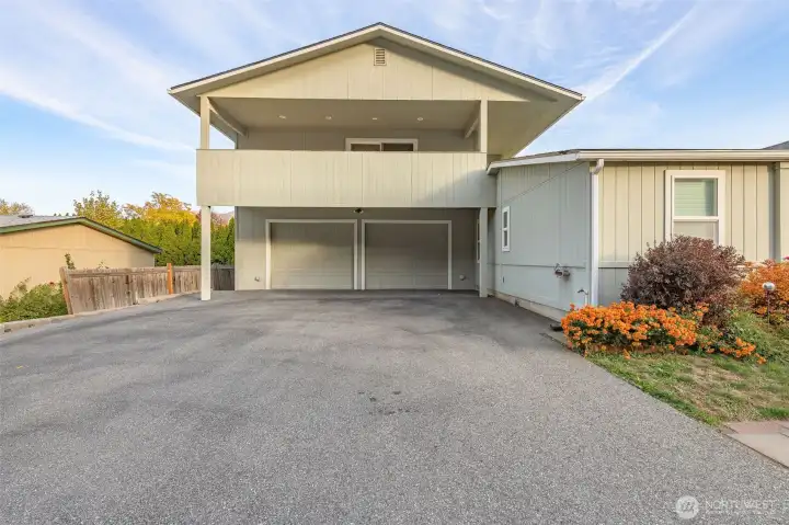Awesome attached shop with bonus room upstairs. Bonus room has a covered view deck.