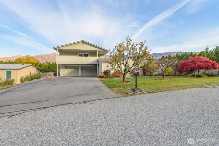 Tons of parking in the driveway. Lots of space for a large RV.
