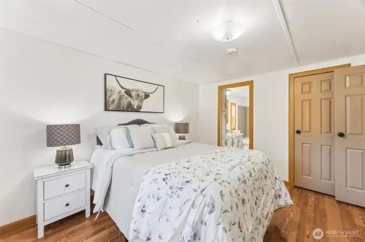 Large walk in closet and en-suite
