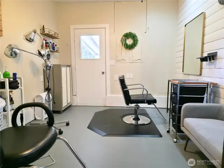 Large additional room off hallway leading to bathroom. Separate exterior access allows for a mutitude of uses. Home office, home business, additional bedroom, etc. Current owner used this space as a hair salon.