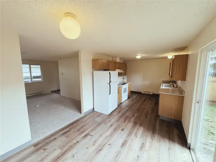 6610 Eating Area to Kitchen 6610 Eating Area to Kitchen